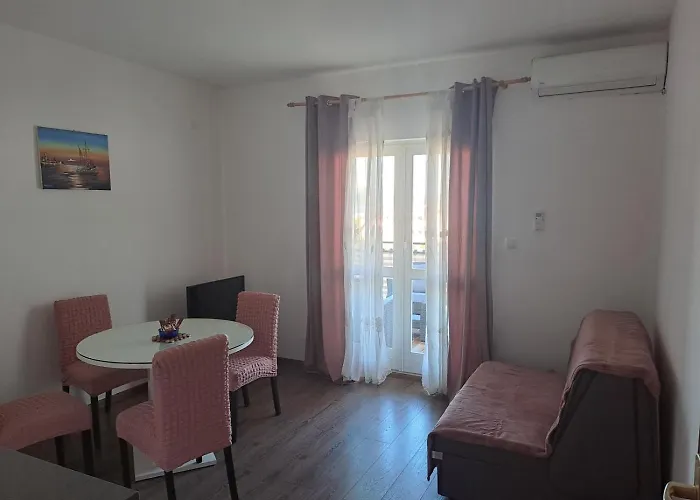 Lägenhet In Brodarica 4731-4 And 4731-1 Razine